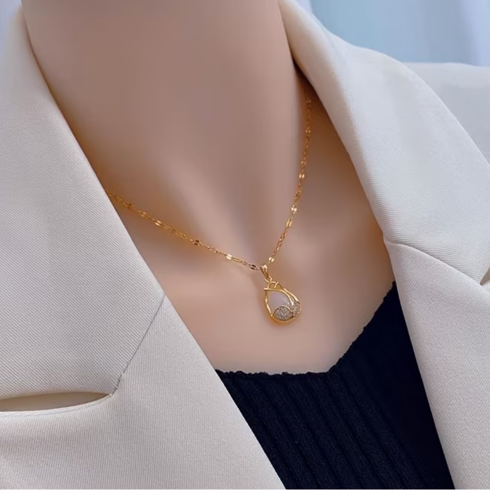 Elegant Gold Pendant Necklace